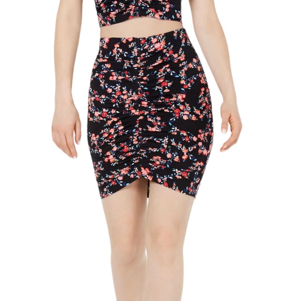 4/$24 Guess Floral Print‎ Runched Stretchy Black Mini Skirt